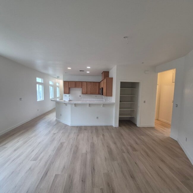 Building Photo - Single story Elk Grove home, 4 bedrooms, 2 baths; nice floor plan
