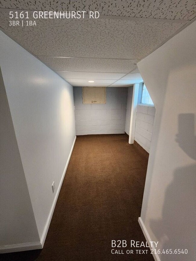 Building Photo - 5161 Greenhurst Dr