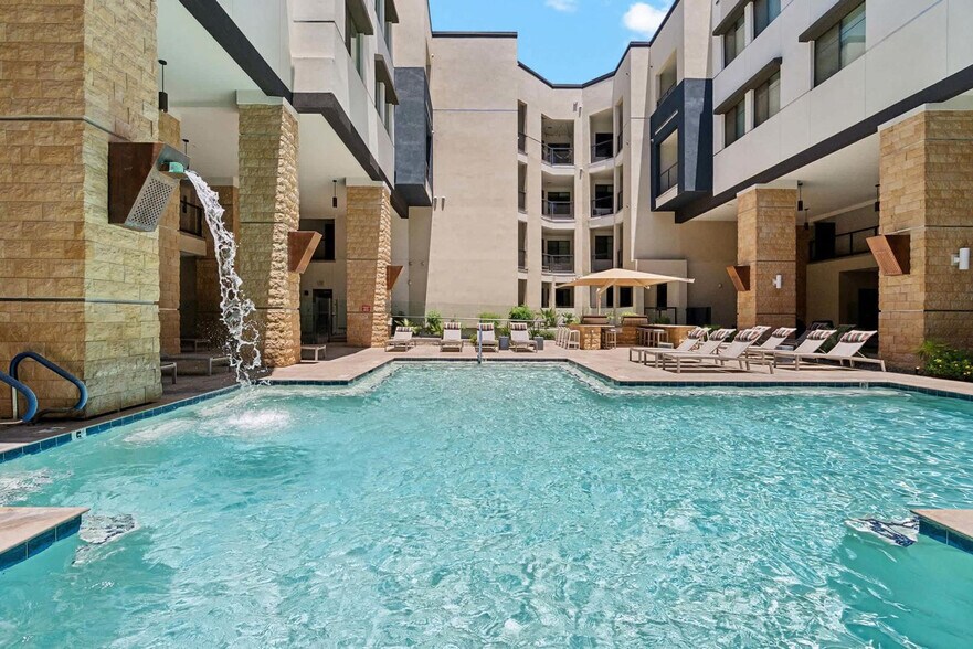 Building Photo - 15501 N Dial Blvd