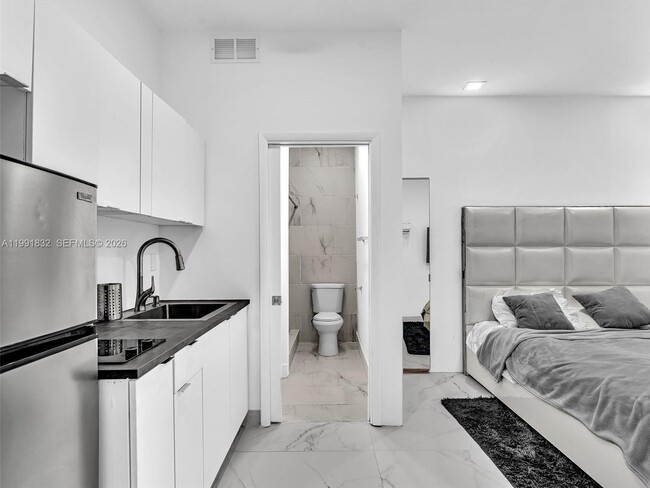 Building Photo - 3010 Alton Rd