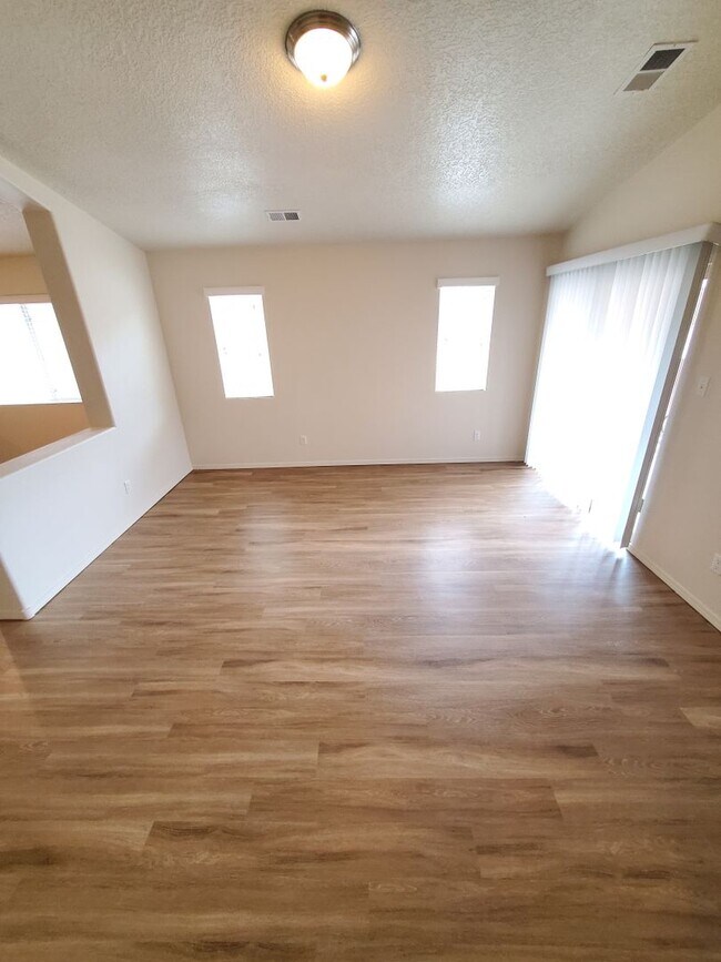 Building Photo - 3 bed 2 bath 1800 sq ft in Huning Ranch!