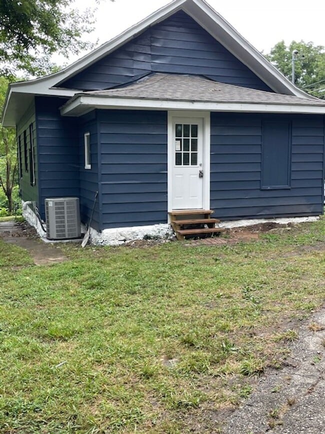 Building Photo - 2bd/1ba Bungalow Available Now!!