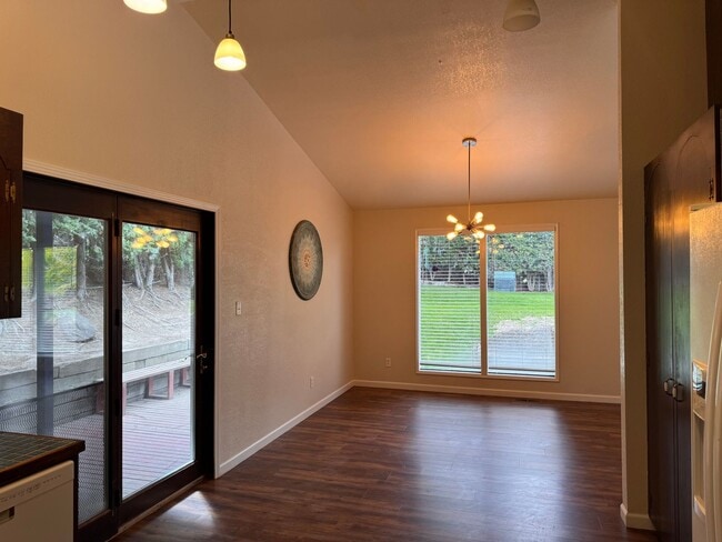Building Photo - Selah 4 bedroom 3 Bathroom Double Garage, Fenced Yard