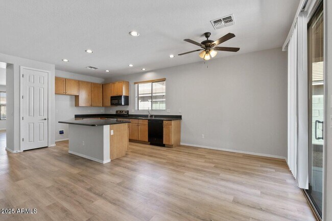 Building Photo - 18391 W Stinson Dr