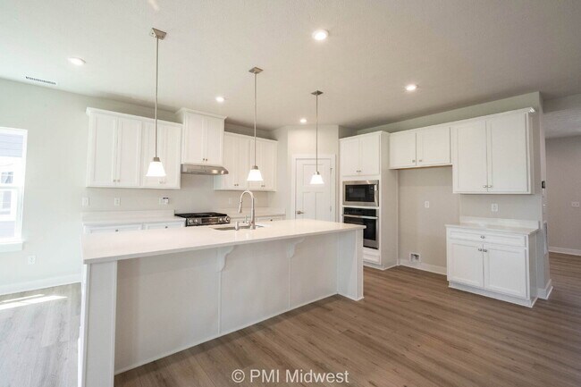 Building Photo - "Spacious 5-Bedroom Retreat with 2.5 Baths...