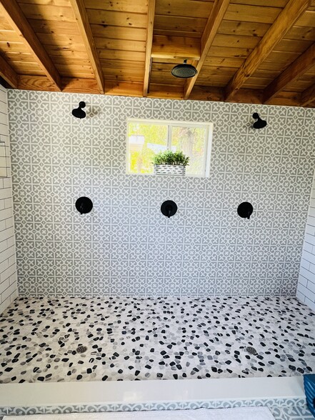 Outdoor pool house - 4703 Ferncreek Dr