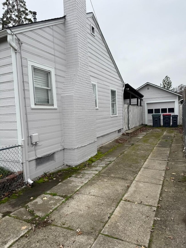 Building Photo - 406 Newtown St