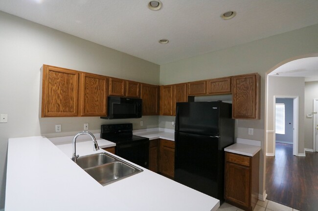 Building Photo - Spacious 3-Bedroom Townhome in Gated Kings...