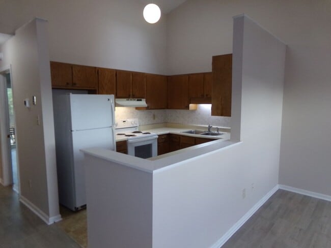 Building Photo - Charming Triplex