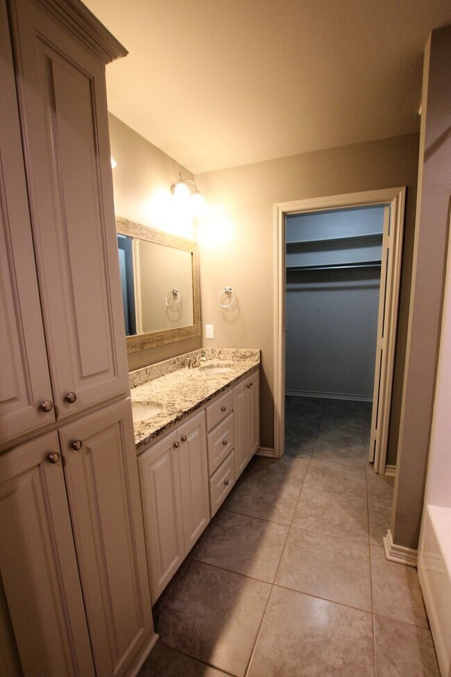 Building Photo - Beautiful 2 Bedroom, 2 Bathroom Townhome in South Tyler – Whitehouse ISD!