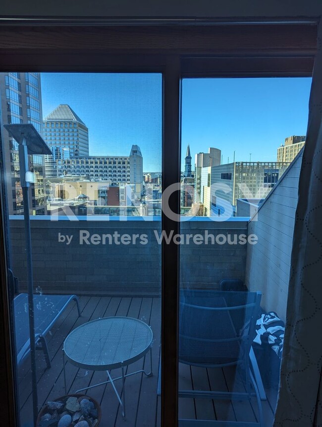 Building Photo - Available now - downtown Saint Paul Views - 1 Bed/1Bath Condo