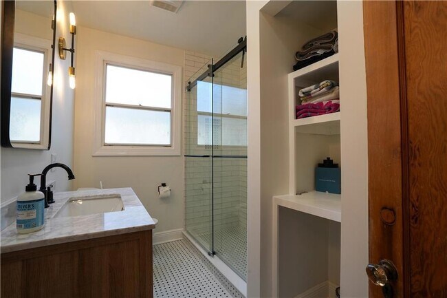 Building Photo - 4222 Vincennes Pl