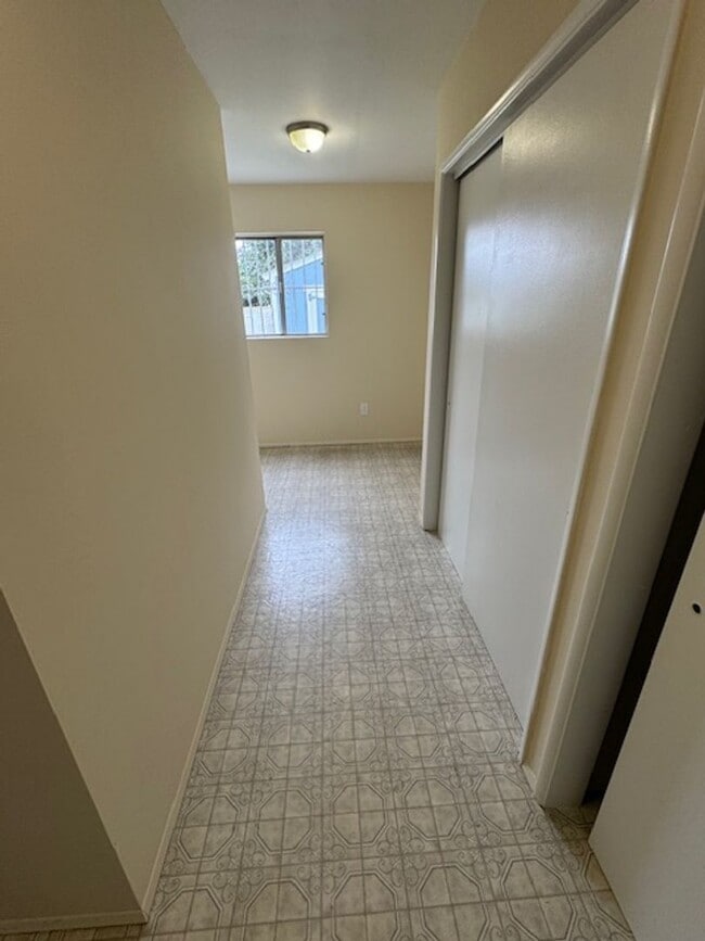 Building Photo - Beautiful 3 bedroom 2 bath HOME . . .  Clo...