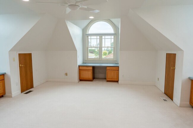 Building Photo - 3Bd/3Ba Bellevue House