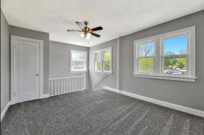 Building Photo - Cute 2 bedroom house near in a great neighborhood, close to shopping, restaurants, and easy highw...