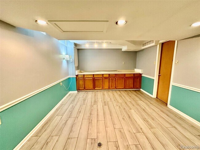 Building Photo - 24397 Venice Dr