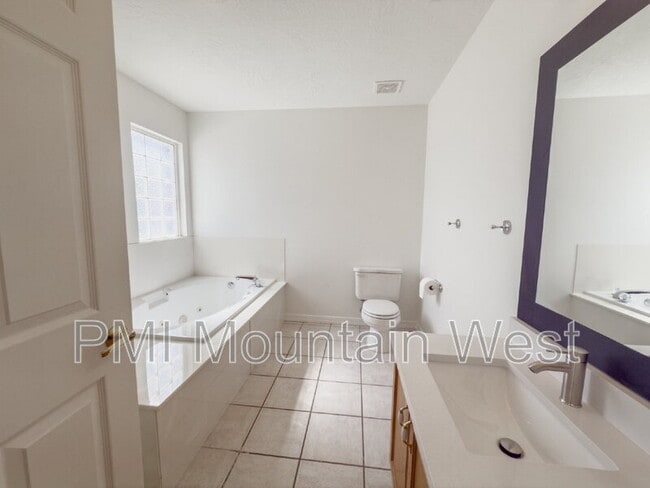 Building Photo - 320 N 500 W