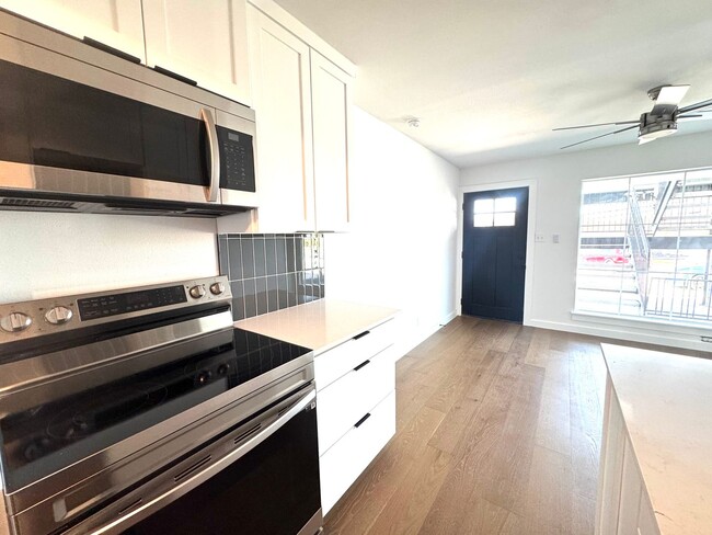Building Photo - Remodeled Condo 2 Blocks to St. David's Me...