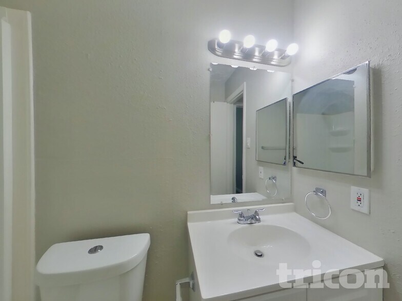 Building Photo - 10919 Almond Grove