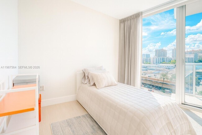 Building Photo - 17001 Collins Ave