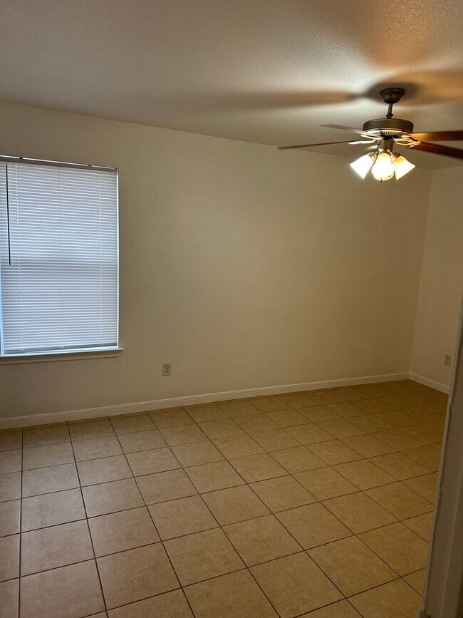 Building Photo - 3 Bedroom 2 Bath Duplex  2 weeks free move in special!