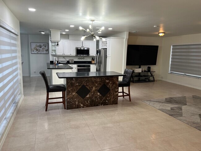 Primary Photo - 1010 Hollywood Blvd