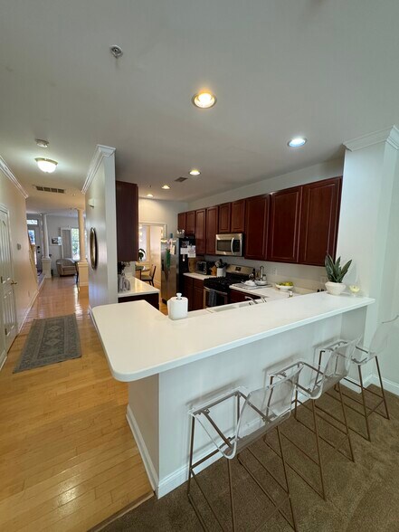 Building Photo - 1156 Hampton Gardens Ln