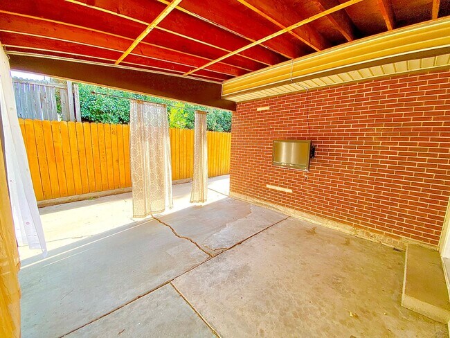 Building Photo - Spacious & Updated Home in Lakewood!-Open Floor plan, Outdoor Living Space, Garden Beds, & More!!!