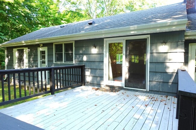 Building Photo - Newly Renovated 2 Bedroom