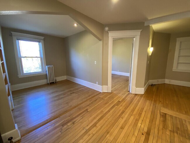 Building Photo - Rear entry private Second floor 1 Bed 1 Bath Historic Preserved Douglas Apartments in Desirable L...