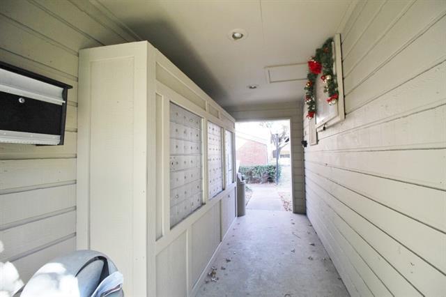 Building Photo - 9600 Royal Ln