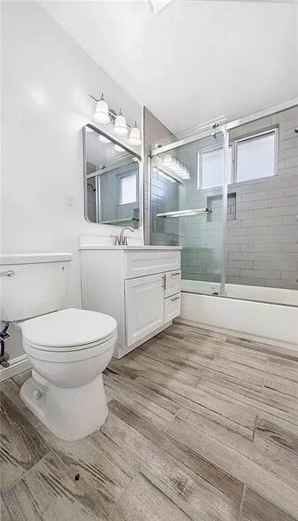 Upstairs bathroom - 2323 Harriman Ln