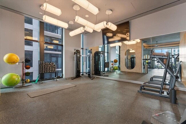 Building Photo - 610 Davis St