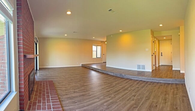 Building Photo - Beautiful Updated 3 Bedroom, 2 Bathroom Sa...
