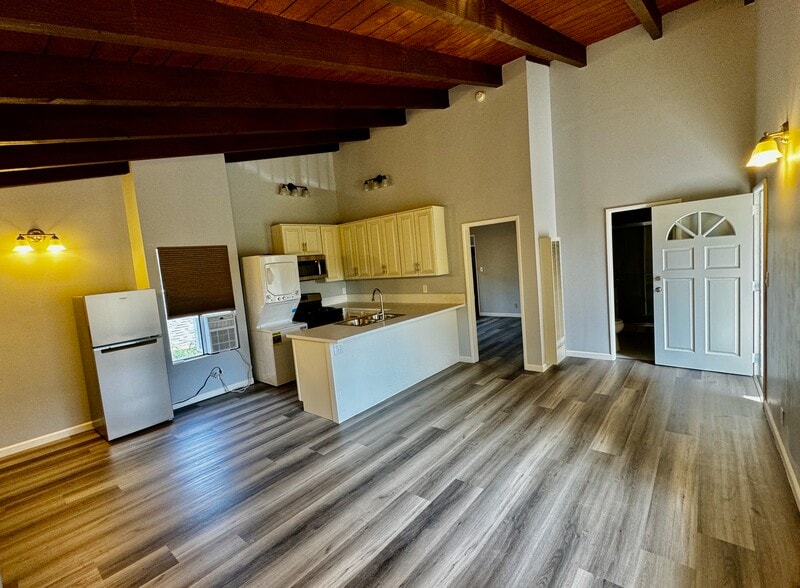 Kitchen - 1551 Yale St