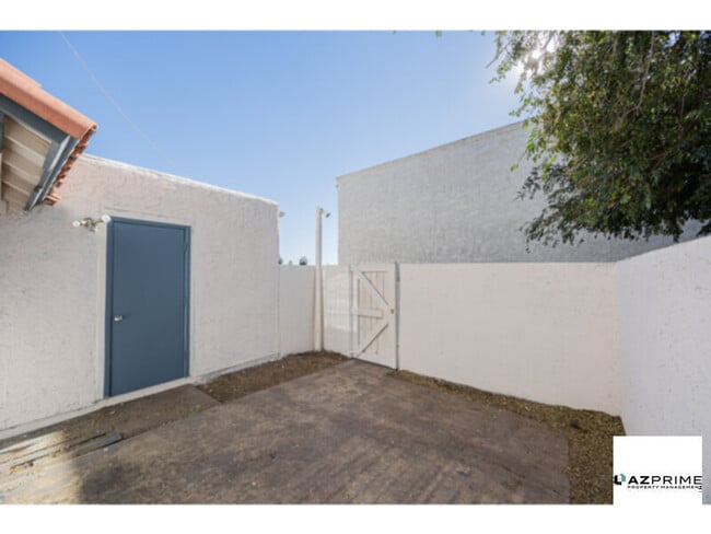 Building Photo - Your Perfect Phoenix Retreat - Gorgeous 2/1 Townhouse!