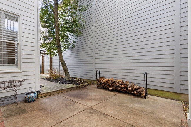 Building Photo - 948 River Breeze Dr