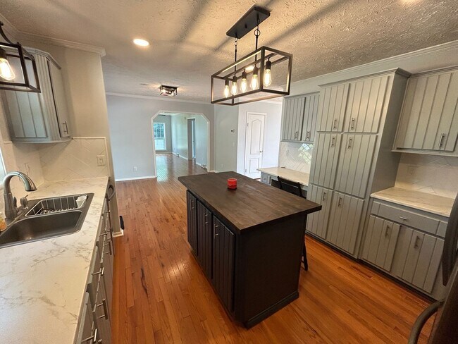Building Photo - Leicester - Immaculate home on 3/4 acre