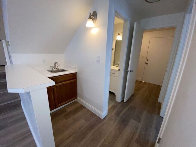 Building Photo - Modern 4 Bedroom, 3 Bath House - Near Died...
