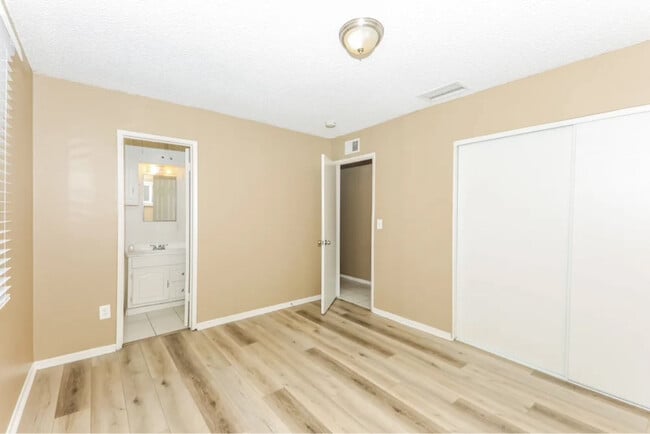 Building Photo - 10270 Hole Ave
