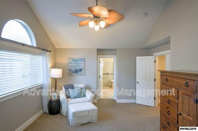 Building Photo - 3525 SE Shoreline Dr