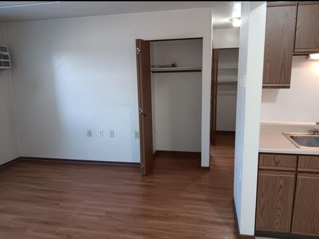 Building Photo - Pleasantville