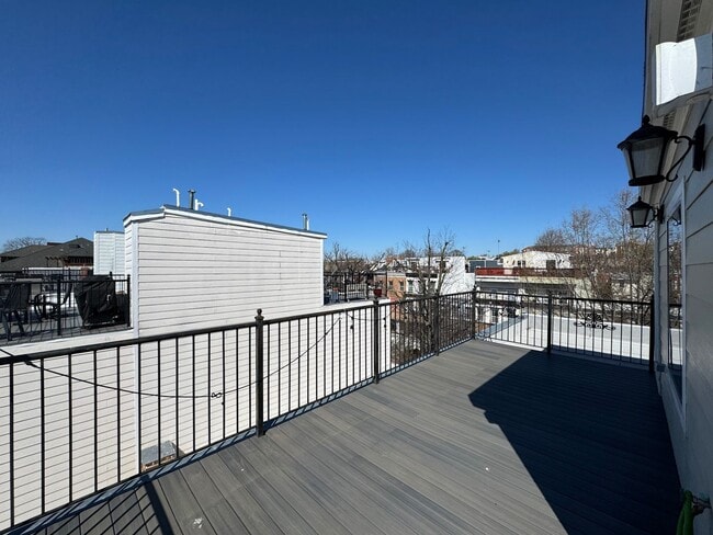 Building Photo - Beautiful 3 Bed 3 Bath Condo with a Roofto...
