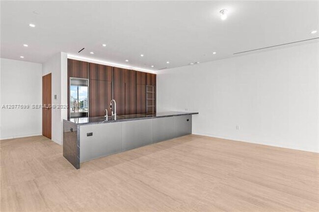 Building Photo - 5 Grove Is