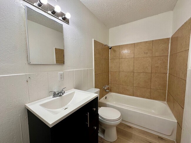 Building Photo - 3120 Chestnut Ave