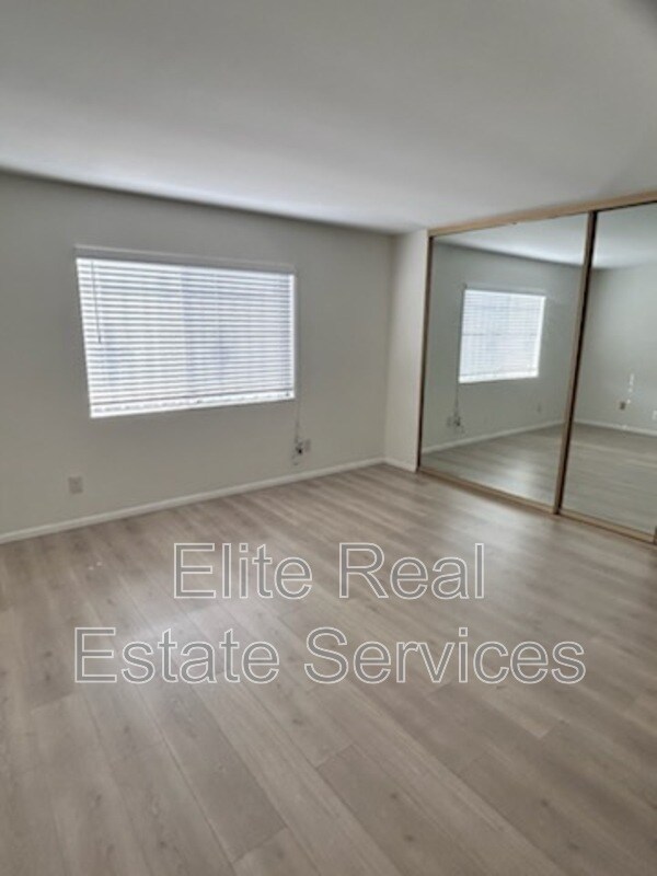 Building Photo - 3110 Manos Dr