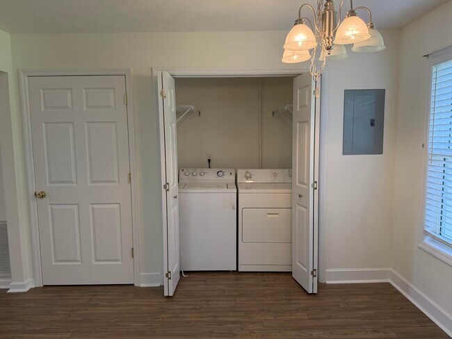 Building Photo - 640 Date Palm Cir
