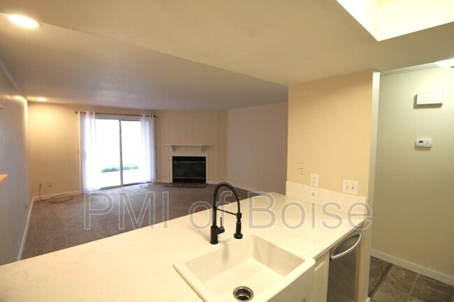 Building Photo - 6236 Coach Royale Ln
