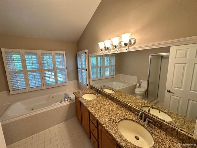 Building Photo - 28240 Golf Pointe Blvd