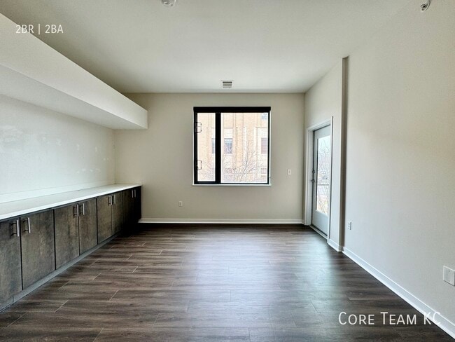 Building Photo - 662 E 63rd St